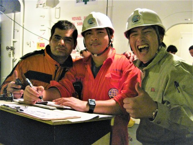 ▲コンテナ船「NYK ADONIS」での乗船研修（写真右が木幡）