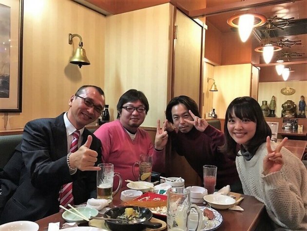 ▲ラグビー観戦後の懇親会にて、さまざまな社員と接点をつくる榎本（写真右）